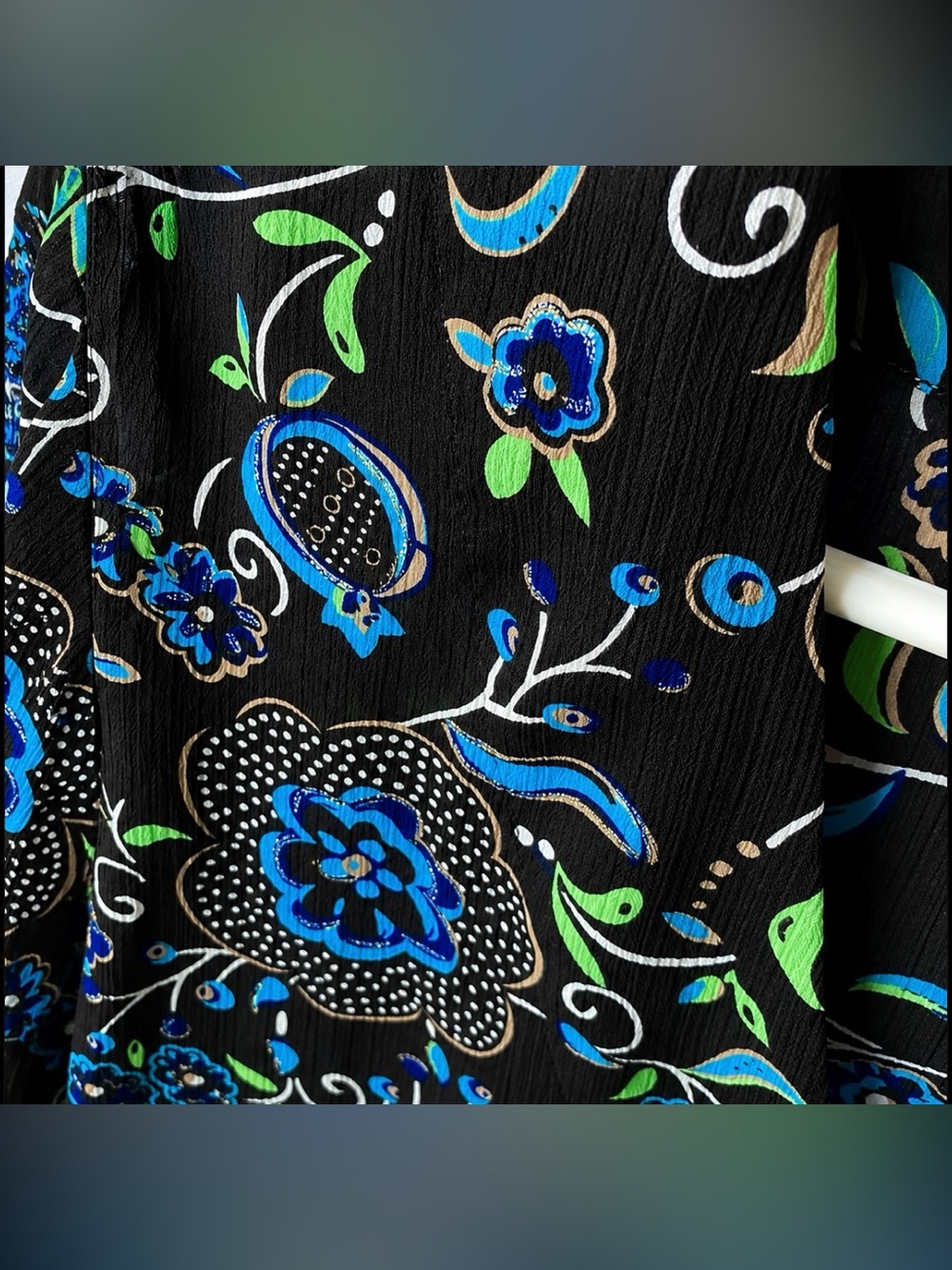 Susan Graver Style V Neck Floral Top Size S EUC - Picture 5 of 6